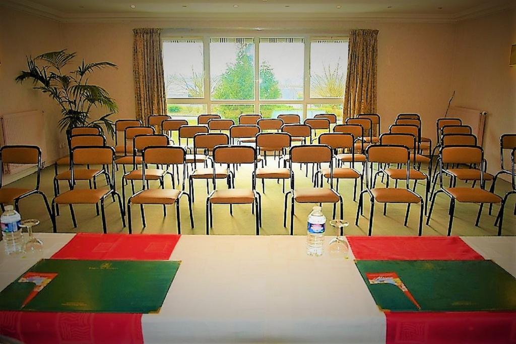 Hotel Altina Pacy-sur-Eure Bagian luar foto