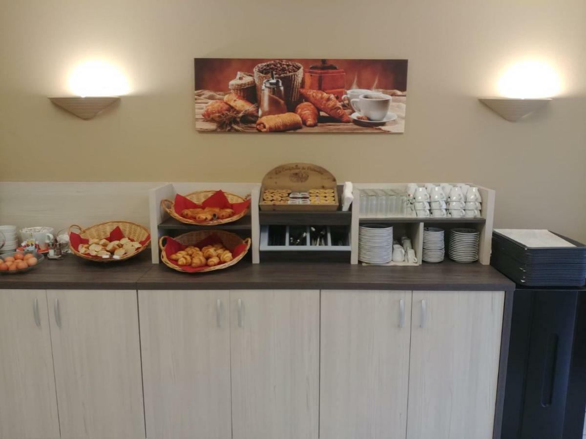 Hotel Altina Pacy-sur-Eure Bagian luar foto